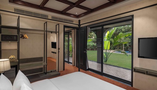 Villa, eigener Pool, zum Garten hin (Gazebo)