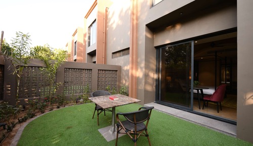 Villa, zum Garten hin