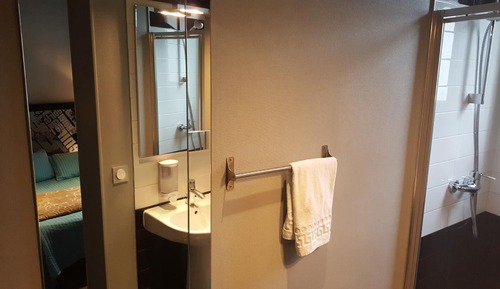 Dreibettzimmer, eigenes Bad (shared toilets)