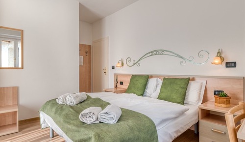 Doppel- oder Zweibettzimmer