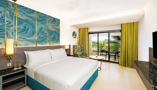 Deluxe King Room Pool View