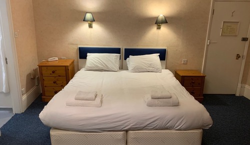 Doppel- oder Zweibettzimmer, mit Bad