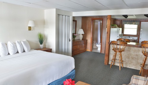 Studio King Suite with Kitchen & Lake Views