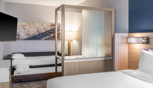 Suite, 1 King-Bett (Mobility/Hearing Access, Roll-in Shwr)