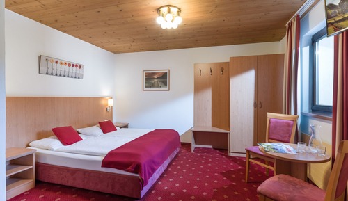 Dreibettzimmer, mit Bad, Blick auf den Innenhof