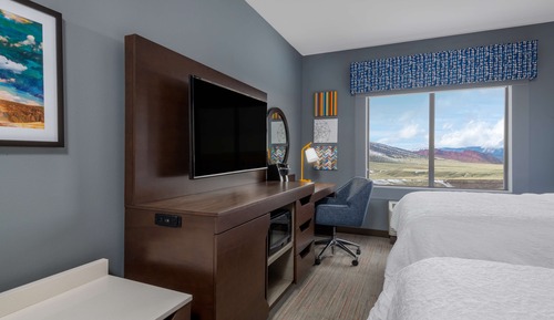 Zimmer, 2 Queen-Betten, Kühlschrank und Mikrowelle