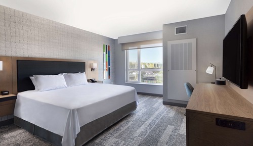 Zimmer, 1 King-Bett, Kühlschrank und Mikrowelle