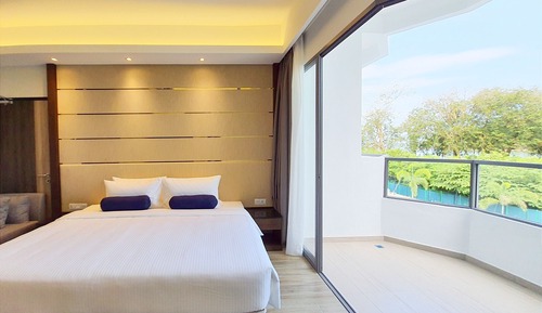 Deluxe-Zimmer, 1 King-Bett, eingeschränkter Meerblick