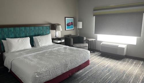 Zimmer, 1 King-Bett und Schlafsofa, Nichtraucher, Kühlschrank und Mikrowelle