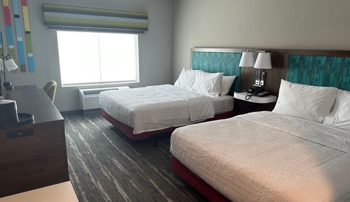 Zimmer, 2 Queen-Betten, Kühlschrank und Mikrowelle