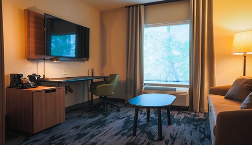 Suite, 1 King-Bett und Schlafsofa, eingeschränkter Seeblick (Mobility/Hearing Accessible, Tub)