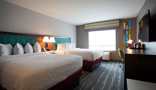 Zimmer, 2 Queen-Betten, Kühlschrank und Mikrowelle