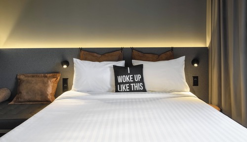 Zimmer, 1 Queen-Bett, Blick auf den Innenhof