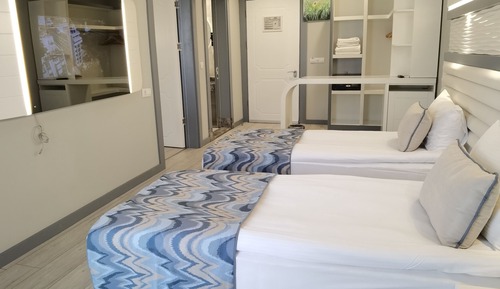 Familienzimmer, Poolblick