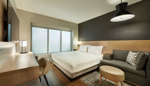 Zimmer (King Bed with Sofa Bed)