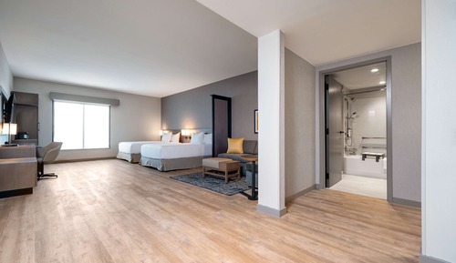 Zimmer (Two Queen Beds, Accessible, Bathtub)