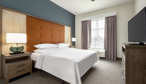 Suite, 1 King-Bett, barrierefrei (Roll-In Shower, Nonsmoking)