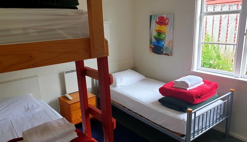 Basic-Dreibettzimmer, Gemeinschaftsbad