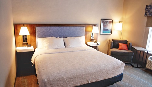 Zimmer, 1 King-Bett, Kühlschrank und Mikrowelle