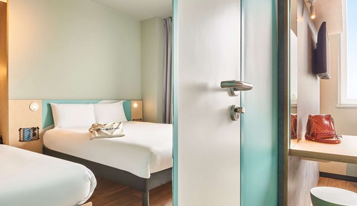 Dreibettzimmer, Mehrere Betten