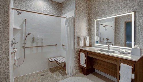 Suite, 1 King-Bett, barrierefrei (Roll-In Shower)