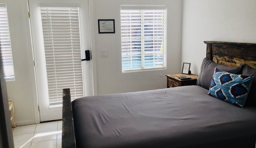 Standardzimmer, 1 Queen-Bett, Blick auf den Innenhof, zum Innenhof hin