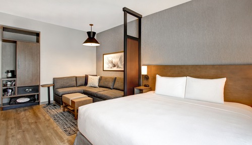 Zimmer, 1 King-Bett und Schlafsofa, barrierefrei, Kochnische (Roll-in Shower, Balcony, Waterfront)