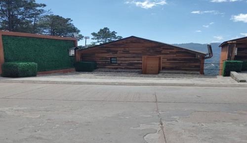 Traditional-Ferienhütte