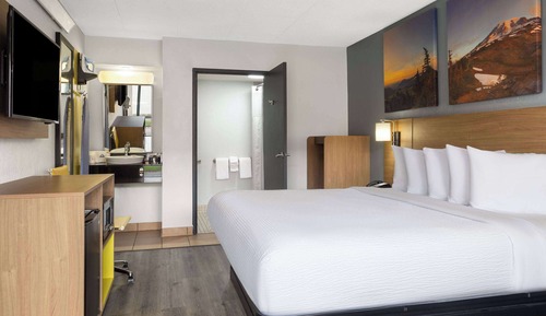 Zimmer, 1 King-Bett, barrierefrei, Raucher (Mobility, Roll-in Shower)