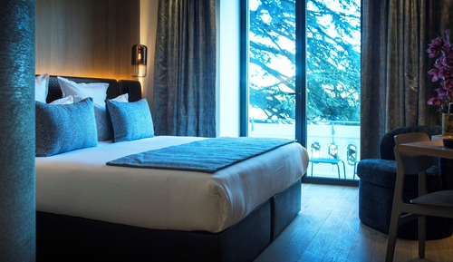 Superior-Doppel- oder -Zweibettzimmer