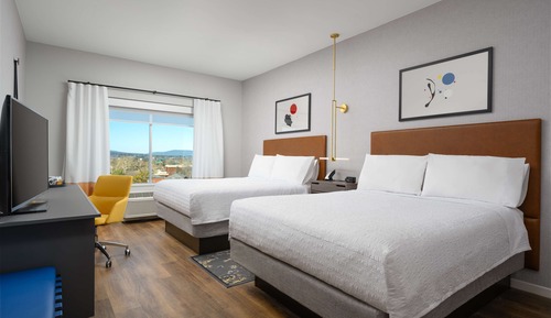 Zimmer, 2 Queen-Betten, barrierefrei, Badewanne