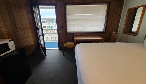 Standardzimmer, 1 Queen-Bett, eigenes Bad, Blick auf den Innenhof (Standard Single Queen)