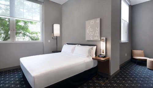 Suite, 1 King-Bett, barrierefrei (Mobility & Hearing, Roll-in Shower)