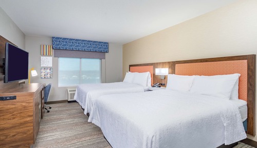 Zimmer, 2 Queen-Betten, Kühlschrank