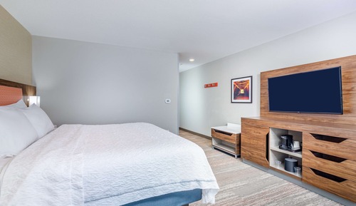 Zimmer, 1 King-Bett, barrierefrei (Hearing)