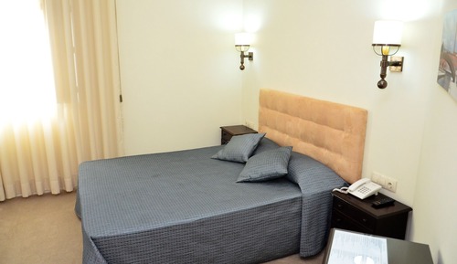 Doppel- oder Zweibettzimmer