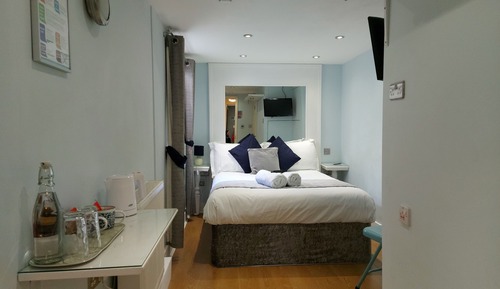 Doppelzimmer, mit Bad (Room 1 Lower Ground Floor)