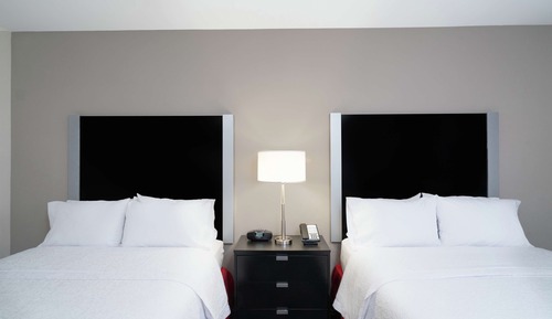 Zimmer, 2 Queen-Betten, barrierefrei (Hearing)