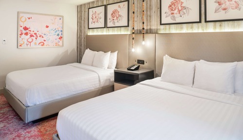 Zimmer, 2 Queen-Betten, Poolseite