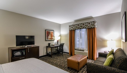 Zimmer, 1 King-Bett und Schlafsofa, Kühlschrank und Mikrowelle