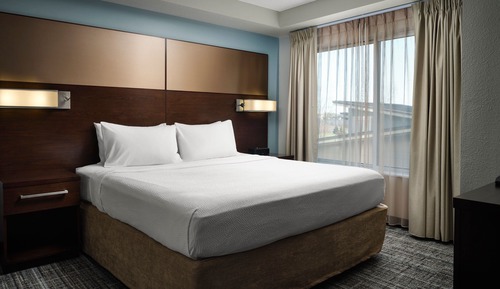 Suite, 2 Schlafzimmer (Mobility/Hearing Access, Roll-In Shwr)