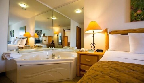 Suite, 1 King-Bett (Sandhill Crane Suite)