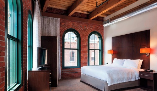 Suite, 1 King-Bett und Schlafsofa, Eckzimmer (Hearing Accessible)