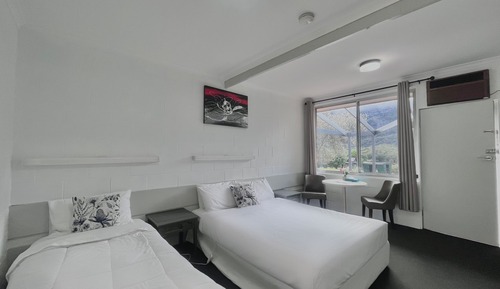 Standardzimmer (Motel for 3 - Queen and Single)