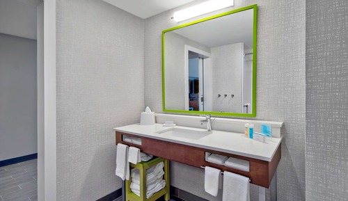 Zimmer, 2 Queen-Betten, barrierefrei, Badewanne