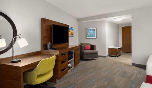 Zimmer, Mehrere Betten, Kühlschrank und Mikrowelle