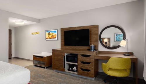 Zimmer, 1 King-Bett, Kühlschrank und Mikrowelle