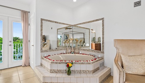 Suite estudio romántica, 1 cama de matrimonio grande, vistas parciales al mar, en la zona del patio