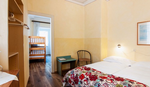 Economy-Sechsbettzimmer mit Gemeinschaftsbad