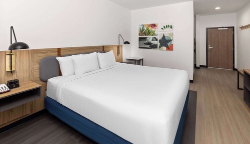 Zimmer, 1 King-Bett, barrierefrei, Nichtraucher (Efficiency, Roll-In Shower)